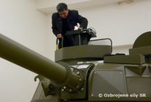 Prezentcia trenaru tanku T-72M1 predstaviteom ozbrojench sl Vietnamskej socialistickej republiky